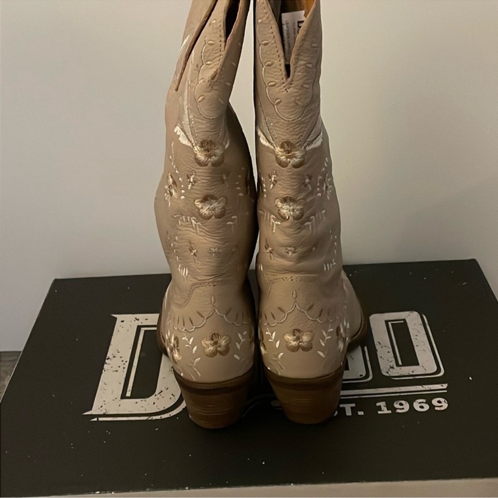 Dingo Women's Cream Embroidered Heeled Boots